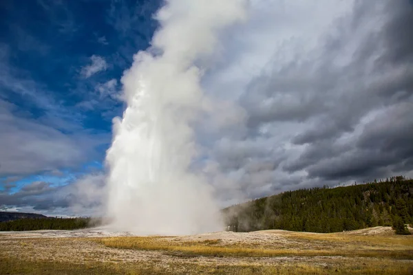 Old Faithful Erupting Dramatic Cloud Filled Sky Yellowstone National Park — Stock Photo, Image