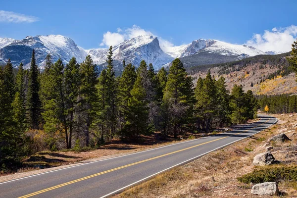 コロラド州のロッキーマウンテン国立公園を通る風光明媚な道路の風 — ストック写真