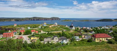 Newfoundland, Trinity 'ye tepeden bakan küçük bir kasaba..