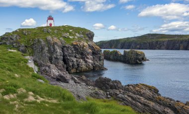Newfoundland, Trinity yakınlarındaki Fort Point Deniz Feneri, güneşli bir günde..