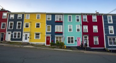 St. John 's, Newfoundland' da parlak, renkli evlerle dolu bir cadde..
