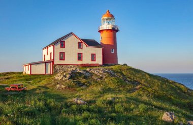 Ferryland, Newfoundland yakınlarındaki Ferryland Head Deniz Feneri manzaralı..