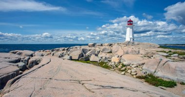 Parçalı bulutlu bir günde Nova Scotia 'da Peggy' nin Deniz Feneri.