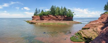 Nova Scotia, Nova yakınlarında Burntcoat Head Park 'ın yüksek gelgit manzarası. Tek bir yüksek çözünürlüklü panorama oluşturmak için birden fazla resim dikişi.