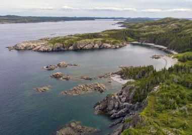 Twillingate, Newfoundland yakınlarında popüler bir yürüyüş yeri olan Little Harbour 'un hava manzarası..
