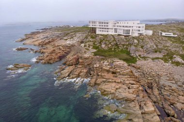 Sisli bir günde Fogo Island Inn 'in hava görüntüsü..