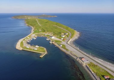 Ferryland, Newfoundland yakınlarındaki Avalon Pennisula 'nın hava manzarası. Ferryland Baş Feneri Penninsula 'nın sonundaki mesafeden görülebilir..