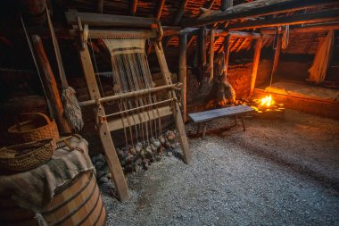 Newfoundland, Kanada 'daki L' Anse aux Meadows Ulusal Tarih Bölgesi 'nde bir Viking kulübesinin iç çekimi..
