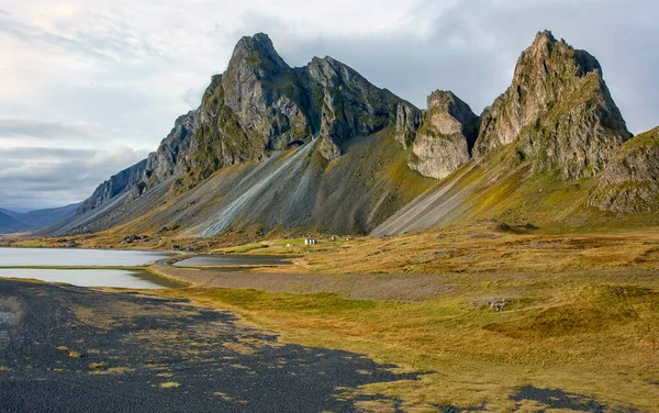 İzlanda 'daki Eystrahorn Dağı bulutlu bir günde.