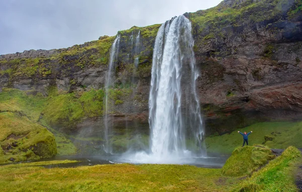 Escursionista Felice Alla Cascata Seljalandsfoss Islanda — Foto Stock