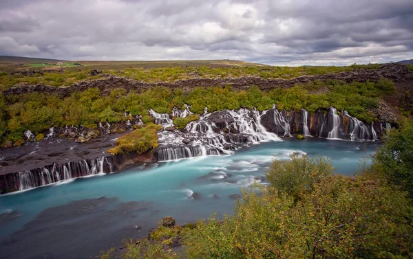 Długa Ekspozycja Wodospadu Hraunfossar Islandii Pochmurny Dzień — Zdjęcie stockowe