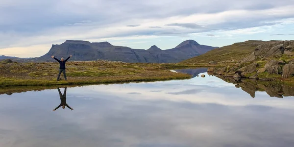 Una Excursionista Lago Reflectante Las Colinas Islandia — Foto de Stock