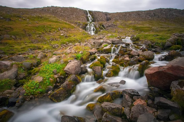 位于冰岛西部峡湾的一个未命名的瀑布 — 图库照片