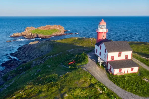 Gün batımında Ferryland Baş Feneri 'nin hava görüntüsü..