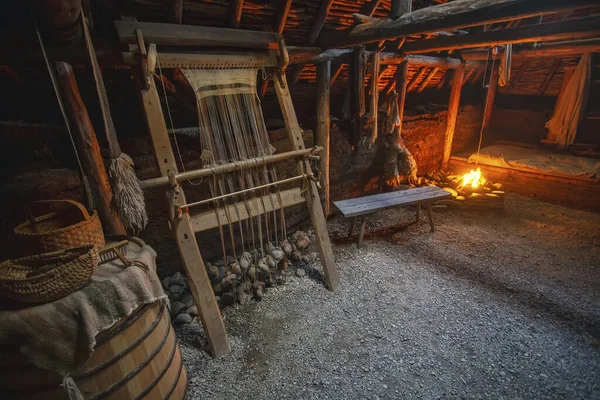 Newfoundland, Kanada 'daki L' Anse aux Meadows Ulusal Tarih Bölgesi 'nde bir Viking kulübesinin iç çekimi..
