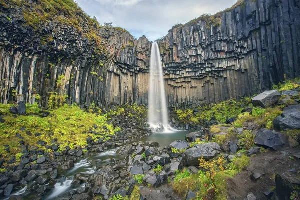 Wasserfall Svartifoss Flankiert Von Basaltsäulen Das Hotel Liegt Isländischen Skaftafell Stockbild