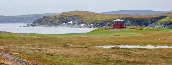 Kaz Koyu Nda Newfoundland Sahilinde Parlak Kırmızı Bir Çardak Telifsiz Stok Fotoğraflar