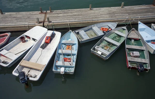 Mehrere Bunte Kleine Boote Einem Einfachen Holzsteg Befestigt — Stockfoto