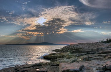 Günbatımına yakın Acadia Ulusal Parkı 'ndaki Maine sahili.