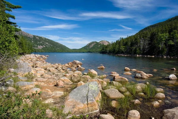 Acadia Ulusal Parkı, Maine 'deki Jordan Pond' da güzel bir gün.