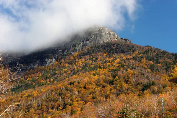 美丽的秋天色彩在新英格兰的山上 — 图库照片