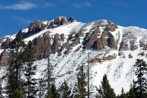 深蓝色天空映衬下的雪山景观 — 图库照片