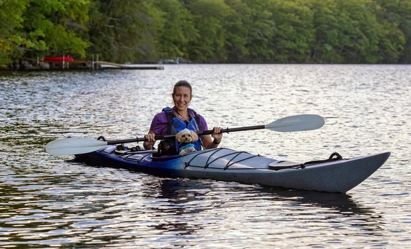 Mulher Kayaker Com Bonito Pequeno Cão Passageiro — Fotografia de Stock