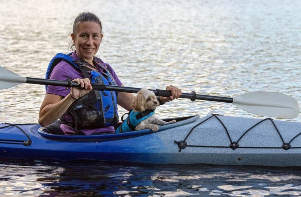 Mulher Kayaker Com Bonito Pequeno Cão Passageiro Ambos Vestindo Coletes — Fotografia de Stock