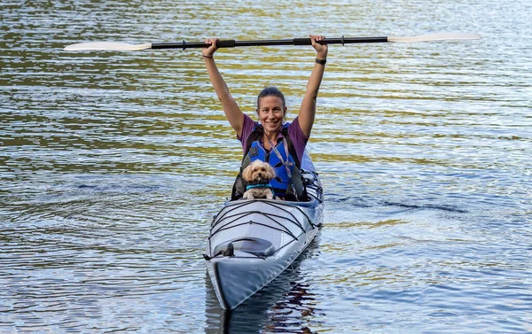 Kvinnlig Kajaker Med Söt Liten Hund Passagerare Höja Paddel Seger — Stockfoto