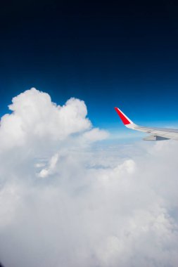 Bulutların üzerinde uçan bir uçağın kanadı