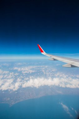 Bulutların üzerinde uçan bir uçağın kanadı
