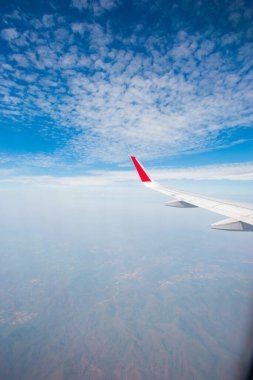 Bulutların üzerinde uçan bir uçağın kanadı