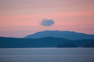 Sanset Gökyüzü renkli bulutlarla, kuşsuz, berrak ve solucansız bir akşam, Günbatımı akşam vakti