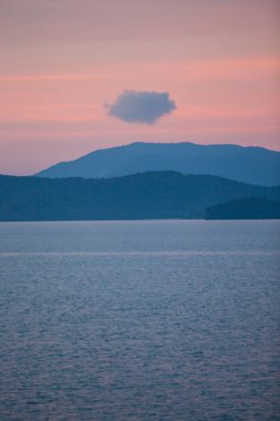 Sanset Gökyüzü renkli bulutlarla, kuşsuz, berrak ve solucansız bir akşam, Günbatımı akşam vakti