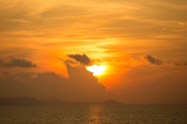 Sanset Gökyüzü renkli bulutlarla, kuşsuz, berrak ve solucansız bir akşam, Günbatımı akşam vakti