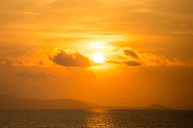 Sanset Gökyüzü renkli bulutlarla, kuşsuz, berrak ve solucansız bir akşam, Günbatımı akşam vakti