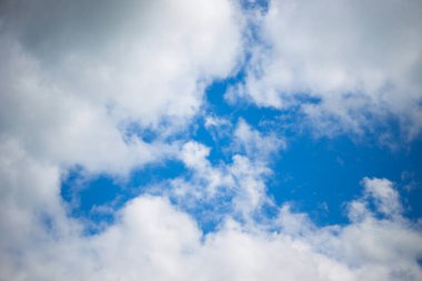 Bulutlar mavi gökyüzüne karşı, bulutlu güzel gökyüzü