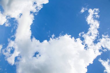 Bulutlar mavi gökyüzüne karşı, bulutlu güzel gökyüzü