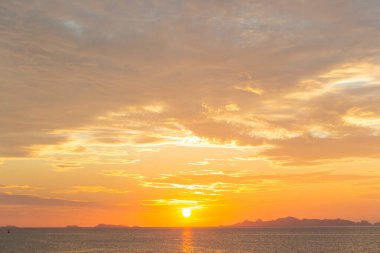 Sanset Gökyüzü renkli bulutlarla, kuşsuz, berrak ve solucansız bir akşam, Günbatımı akşam vakti