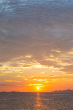 Sanset Gökyüzü renkli bulutlarla, kuşsuz, berrak ve solucansız bir akşam, Günbatımı akşam vakti