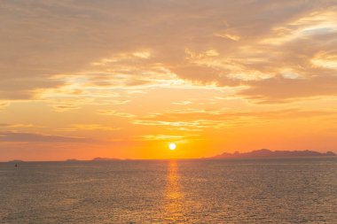 Sanset Gökyüzü renkli bulutlarla, kuşsuz, berrak ve solucansız bir akşam, Günbatımı akşam vakti