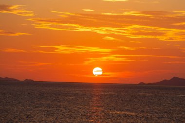 Sanset Gökyüzü renkli bulutlarla, kuşsuz, berrak ve solucansız bir akşam, Günbatımı akşam vakti