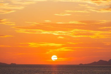 Sanset Gökyüzü renkli bulutlarla, kuşsuz, berrak ve solucansız bir akşam, Günbatımı akşam vakti