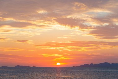 Sanset Gökyüzü renkli bulutlarla, kuşsuz, berrak ve solucansız bir akşam, Günbatımı akşam vakti