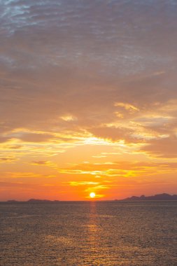 Sanset Gökyüzü renkli bulutlarla, kuşsuz, berrak ve solucansız bir akşam, Günbatımı akşam vakti