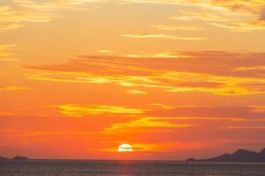 Sanset Gökyüzü renkli bulutlarla, kuşsuz, berrak ve solucansız bir akşam, Günbatımı akşam vakti