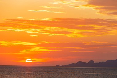 Sanset Gökyüzü renkli bulutlarla, kuşsuz, berrak ve solucansız bir akşam, Günbatımı akşam vakti