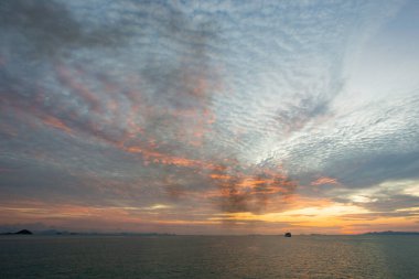 Sanset Gökyüzü renkli bulutlarla, kuşsuz, berrak ve solucansız bir akşam, Günbatımı akşam vakti