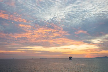 Sanset Gökyüzü renkli bulutlarla, kuşsuz, berrak ve solucansız bir akşam, Günbatımı akşam vakti