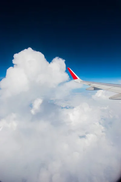 Asa Avião Voando Acima Das Nuvens — Fotografia de Stock